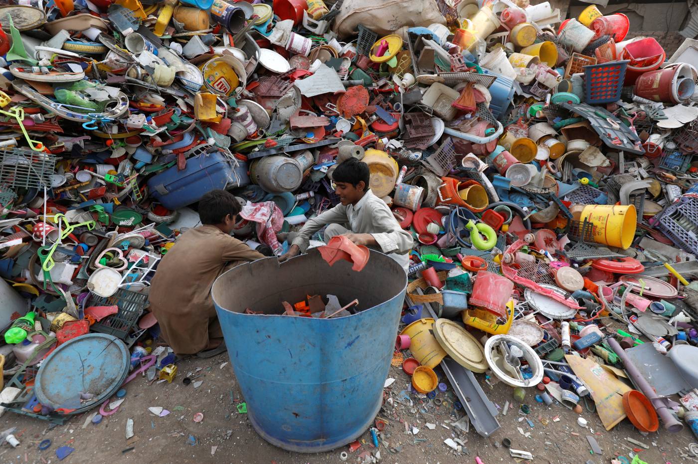 Экспорт пластмассы. Waste Export. Бой загрязнению пластиком. Треш Ньюс. 5 Pieces of Plastic waste.