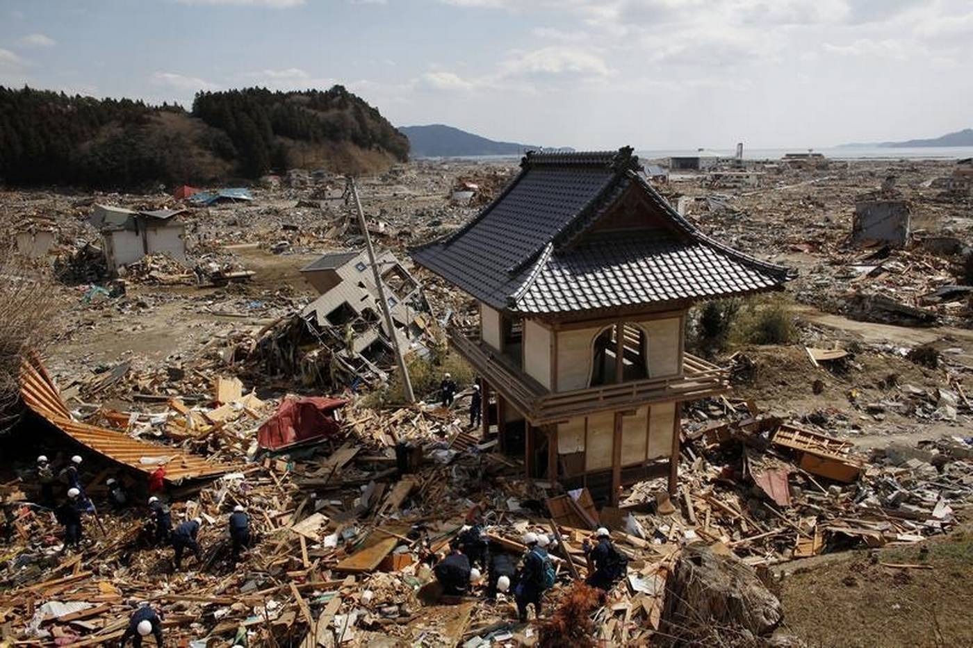 Землетрясение в реке. ЦУНАМИ В Японии в 2011. Землетрясение в Токио 2011. Япония 2011 землетрясение и ЦУНАМИ. Землетрясение и ЦУНАМИ В Тохоку.