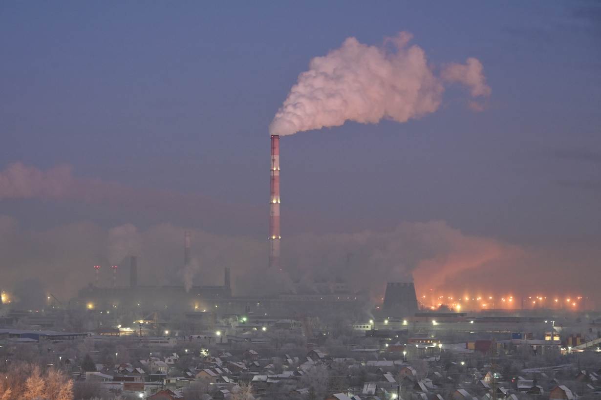 Steam rises from chimneys of a thermal power plant on a frosty day in Omsk, Russia January 14, 2022. REUTERS/Alexey Malgavko