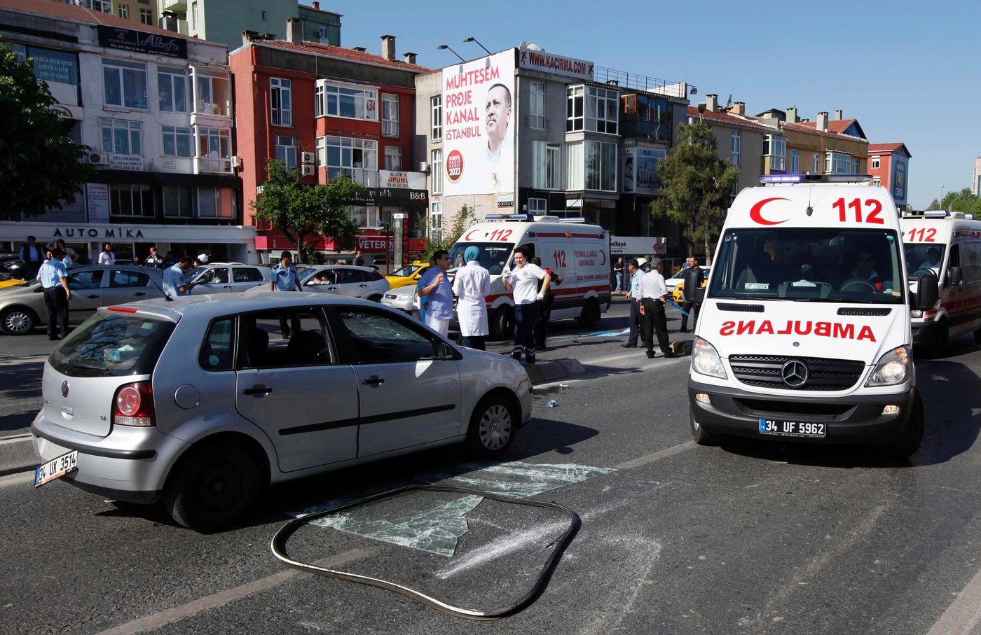 Ambulance arrive. В Стамбуле обрушилось здание.