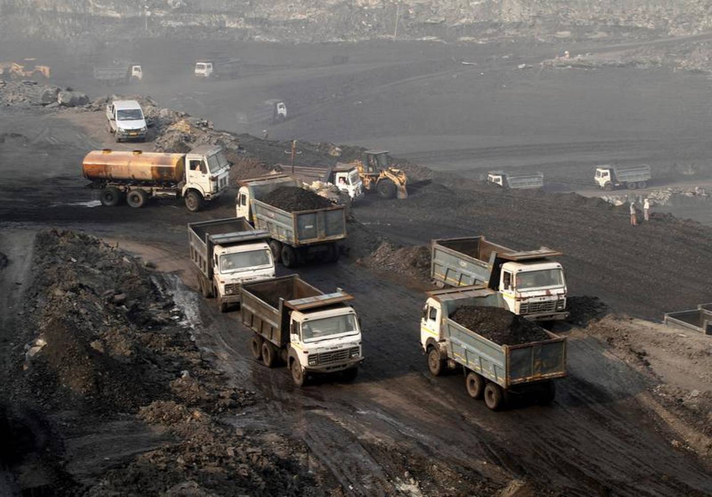 Import dump. Угольная промышленность. Перевозка уголь добыча. Угольная промышленность Китая. Китайский самосвал уголь с шахт.