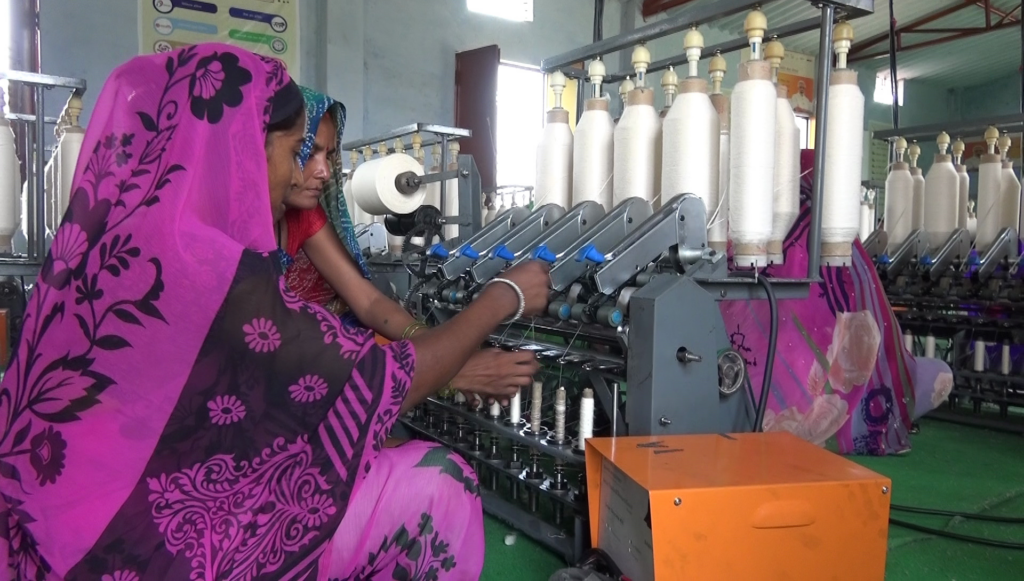 Solar power helps Indian women make light work of cotton spinning