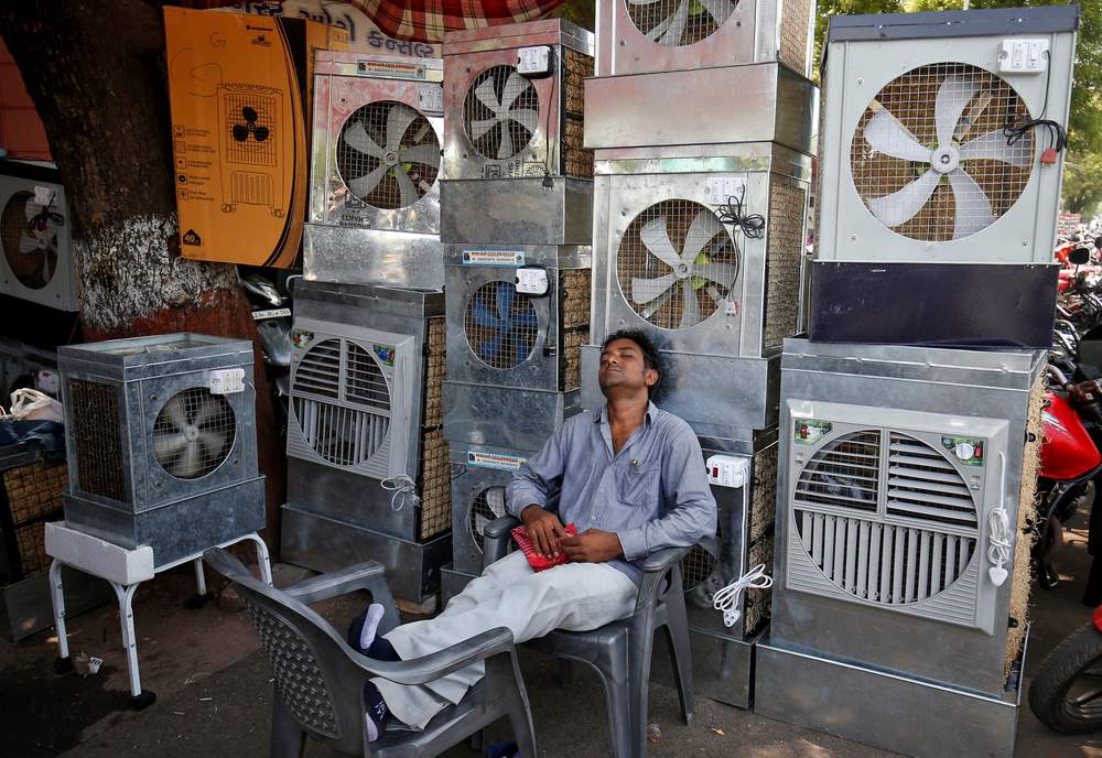 A man selling air coolers rests at a market on a hot summer day in Ahmedabad, India, May 4, 2017. REUTERS\/Amit Dave